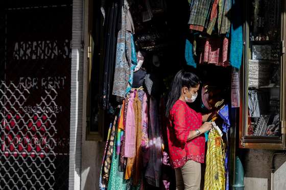 Uma empregada p&Atilde;&micro;e em ordem os artigos &Atilde;&nbsp; venda de uma das dezenas de lojas de "souvenirs" que existem na baixa pombalina de Lisboa, 20 de novembro de 2020. A falta de turismo na cidade de Lisboa devido &Atilde;&nbsp; pandemia de Covid 19 levou a que muitos estabelecimentos comerciais, alguns deles emblem&Atilde;&iexcl;ticos e de familias h&Atilde;&iexcl; gera&Atilde;&sect;&Atilde;&micro;es estejam em risco de fechar. (ACOMPANHA TEXTO DA LUSA DE 22 DE NOVEMBRO DE 2020) TIAGO PETINGA/LUSA