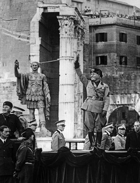 Mussolini, Benito - Politician, Italy*29.07.1883-28.04.1945+Mussolini taking the salute - undatedVintage property of ullstein bild