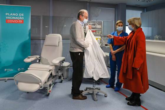 Health Care minister Marta Temido (R), nurse Ana Isabel Ribeiro (C) and health worker Antonio Sarmento (L), 65 years old, to receive the vaccine against COVID-19 in Sao Joao hospital, Porto, north of Portugal, 27th December 2020. The first to receive the vaccine against COVID-19 will be health professionals in Lisbon,Porto and Coimbra, just hours after receiving the first batch of the vaccine from Pfizer-BioNTecha. JOSE COELHO/LUSA