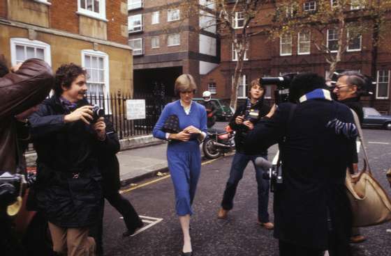 Diana et les photographes dans une rue de Londres