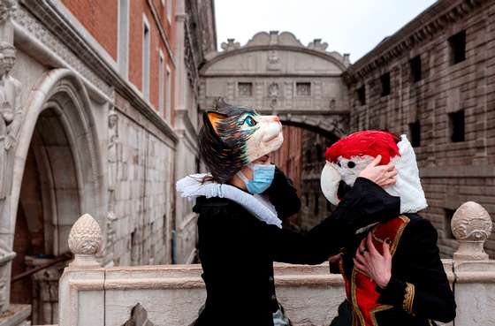 ITALY-CARNIVAL-VENICE-HEALTH-VIRUS