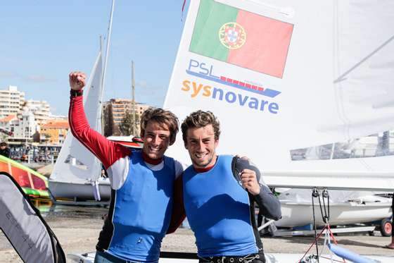 A dupla portuguesa de velejadores, Pedro e Diogo Costa, posam para a fotografia apÃ³s terem sido apurados para os Jogos OlÃ­mpicos de TÃ³quio2022, no final do campeonato do Mundo de classe 470, em Vilamoura, Faro, 12 de marÃ§o de 2021. LUÃS FORRA/LUSA