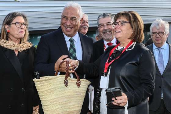 O primeiro ministro, AntÃ³nio Costa (C) acompanhado pelo presidente do concelho diretivo da ANMP, Manuel Machado e pela presidente da camara de PortimÃ£o Isilda Gomes (E) no final da primeira parte do congresso dos MunicÃ­pios Portugueses realizado em PortimÃ£o, 09 de dezembro de 2017. LUÃS FORRA / LUSA