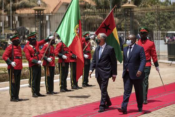 O Presidente da Rep&Atilde;&ordm;blica, Marcelo Rebelo de Sousa (E), acompanhado pelo seu hom&Atilde;&sup3;logo da Guin&Atilde;&copy;-Bissau, Umaro Sissoco, &Atilde;&nbsp; chegada ao Pal&Atilde;&iexcl;cio Presidencial, no segundo e &Atilde;&ordm;ltimo dia de visita oficial &Atilde;&nbsp; Guin&Atilde;&copy;-Bissau, em Bissau, na Guin&Atilde;&copy;-Bissau, 18 de maio de 2021. JOS&Atilde; SENA GOUL&Atilde;O/LUSA