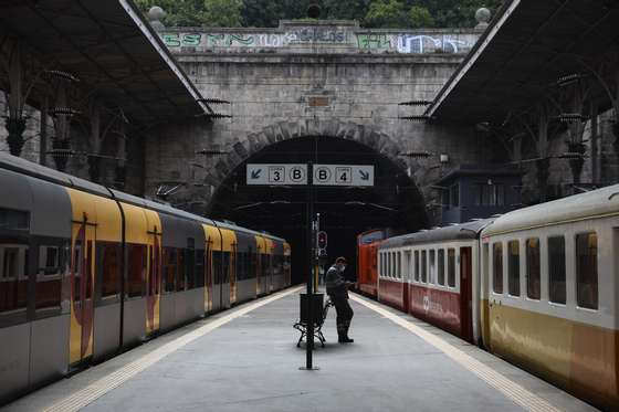 EstaÃ§Ã£o de SÃ£o Bento no Porto em mais um dia de greve nacional da CP â€“ Comboios de Portugal, 7 de junho de 2021. Convocada pelo Sindicato FerroviÃ¡rio da RevisÃ£o Comercial Itinerante (SFRCI), em representaÃ§Ã£o dos Trabalhadores FerroviÃ¡rios da Carreira Comercial, Carreira de Transportes e Chefias Diretas da CP, perante "a recusa de diÃ¡logo e a inoperÃ¢ncia, hÃ¡ vÃ¡rios meses, na resoluÃ§Ã£o dos problemas dos trabalhadores por parte do conselho de administraÃ§Ã£o da CP".JOSÃ‰ COELHO/LUSA