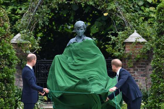 BRITAIN-ROYALS-DIANA-STATUE