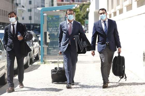 O advogado do empresÃ¡rio Joe Berardo (ausente na foto) neste processo, Paulo SaragoÃ§a da Matta (C), Ã  sua chegada ao Tribunal Central de InstruÃ§Ã£o Criminal (TCIC), em Lisboa, 30 de junho de 2021. Joe Berardo e o seu advogado foram detidos por suspeitas de administraÃ§Ã£o danosa, burla qualificada, fraude fiscal qualificada e branqueamento. ANTÃ“NIO COTRIM/LUSA