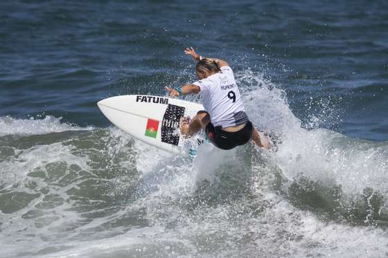 A portuguesa Yolanda Sequeira em aÃ§Ã£o na primeira ronda do surf olÃ­mpico de TÃ³quio2020, na praia de Tsurigasaki, em Chiba, a cerca de 100 quilÃ³metros de TÃ³quio, JapÃ£o, 25 de julho de 2021.  Yolanda Sequeira foi hoje relegada para a repescagem na prova de surf feminino dos Jogos OlÃ­mpicos TÃ³quio202JOSÃ‰ COELHO/LUSA