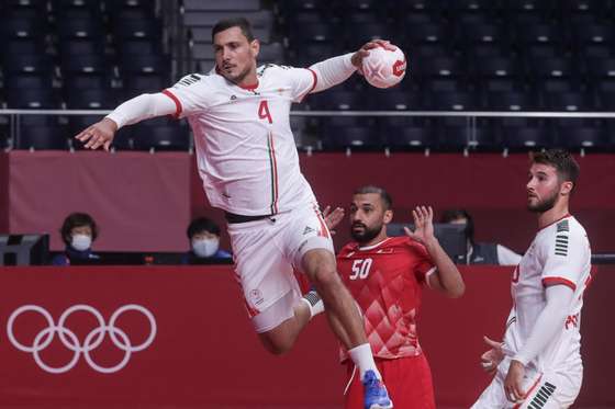 O jogador da seleÃ§Ã£o nacional, Pedro Portela, remata contra o Bahrein, no jogo da fase de grupo de andebol, no estÃ¡dio Yoyogi em TÃ³quio, 26 de julho de 2021. TIAGO PETINGA/LUSA