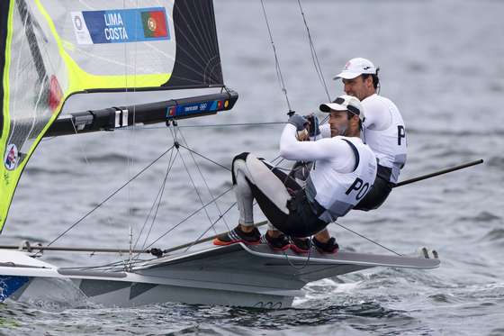 CorreÃ§Ã£o de legenda: Os velejadores portugueses, Jorge Lima e JosÃ© Costa competem na categoria 49er, TÃ³quio, JapÃ£o, 30 de julho de 2021. Jorge Lima e JosÃ© Costa ganharam a segunda regata do dia da Classe 49er na Vela. Com este resultado, o duo portuguÃªs sobe ao sexto posto na geral, bem dentro da zona de qualificaÃ§Ã£o para a 'Medal Race'. JOSÃ‰ COELHO/LUSA