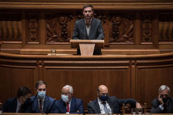 Parlamento: Debate na generalidade ao Or&Atilde;&sect;amento do Estado para 2022, na Assembleia da Rep&Atilde;&ordm;blica. Bloco de Esquerda e PCP votar&Atilde;&pound;o contra o or&Atilde;&sect;amento o que provocar&Atilde;&iexcl; a queda do Governo de Ant&Atilde;&sup3;nio Costa e elei&Atilde;&sect;&Atilde;&micro;es antecipadas. Interven&Atilde;&sect;&Atilde;&pound;o de Duarte Alves, deputado do PCP. Lisboa, 26 de outubro de 2021. JO&Atilde;O PORF&Atilde;RIO/OBSERVADOR