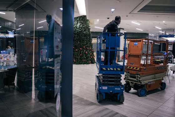 As decora&Atilde;&sect;&Atilde;&micro;es hist&Atilde;&sup3;ricas do CascaisShopping s&Atilde;&pound;o montadas durante a noite Cascais, 3 de Novembro de 2021 ANDR&Atilde; DIAS NOBRE / OBSERVADOR