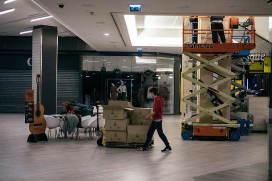 As decora&Atilde;&sect;&Atilde;&micro;es hist&Atilde;&sup3;ricas do CascaisShopping s&Atilde;&pound;o montadas durante a noite Cascais, 3 de Novembro de 2021 ANDR&Atilde; DIAS NOBRE / OBSERVADOR
