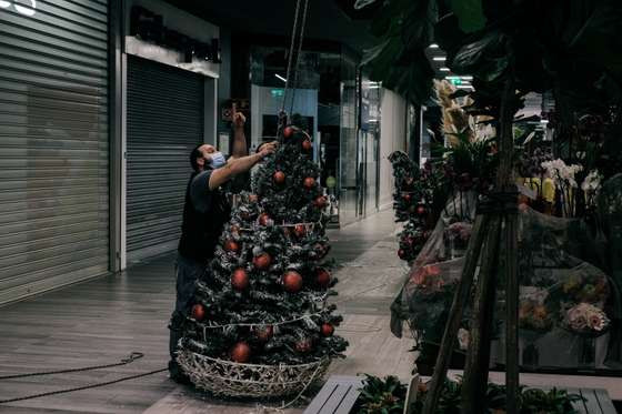 As decora&Atilde;&sect;&Atilde;&micro;es hist&Atilde;&sup3;ricas do CascaisShopping s&Atilde;&pound;o montadas durante a noite Cascais, 3 de Novembro de 2021 ANDR&Atilde; DIAS NOBRE / OBSERVADOR