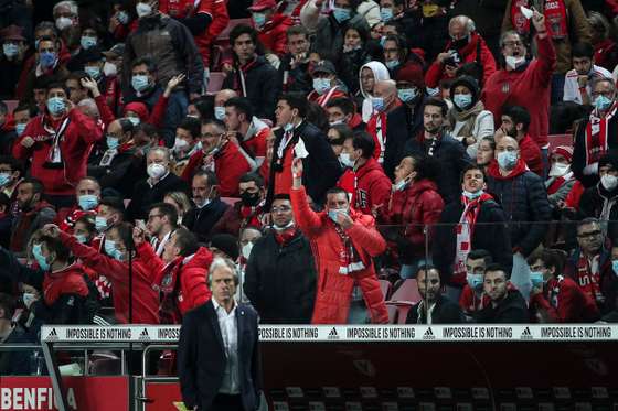 Adeptos do Benfica mostram len&Atilde;&sect;os brancos a Jorge Jesus durante o jogo entre o Sport Lisboa e Benfica e o Sporting Clube de Portugal no est&Atilde;&iexcl;dio da Luz, a contar para a 13&Acirc;&ordf; jornada da Primeira Liga 2021/22. Lisboa, 03 de Dezembro de 2021. FILIPE AMORIM/OBSERVADOR