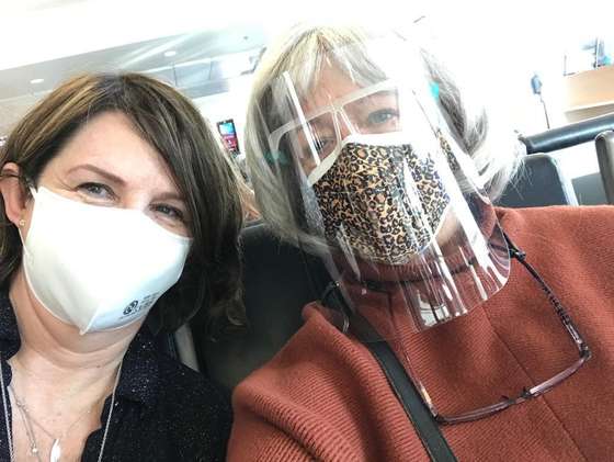 Sionade e KAy encontram-se por acaso no aeroporto de Dallas