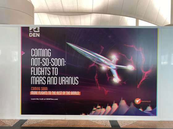 PJ Marcellino encontrou um cartaz sobre Marte no aeroporto