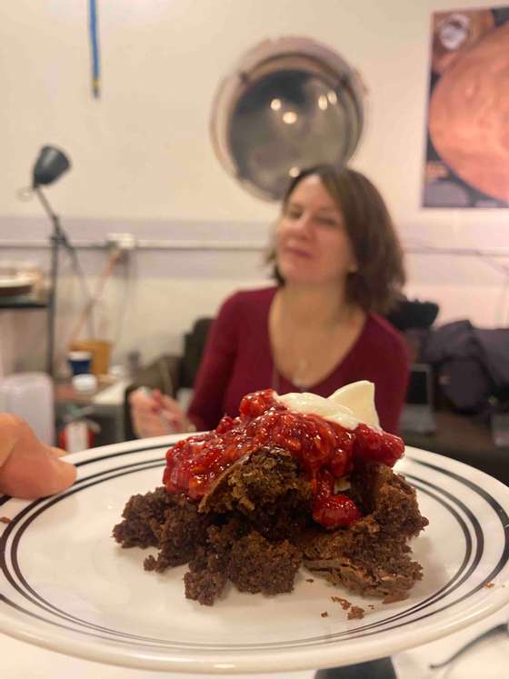 Brownie com geleia de framboesa feito em "Marte"