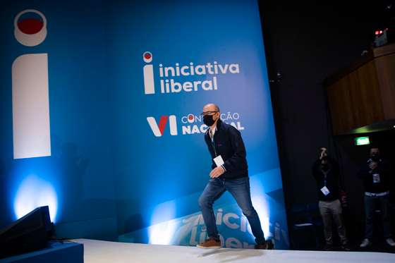 VI Conven&Atilde;&sect;&Atilde;&pound;o da Iniciativa Liberal - IL. O partido re&Atilde;&ordm;ne em conven&Atilde;&sect;&Atilde;&pound;o no Centro de Congressos de Lisboa. Entrada em palco de Rodrigo Saraiva. Lisboa, 12 de dezembro de 2021. JO&Atilde;O PORF&Atilde;RIO/OBSERVADOR