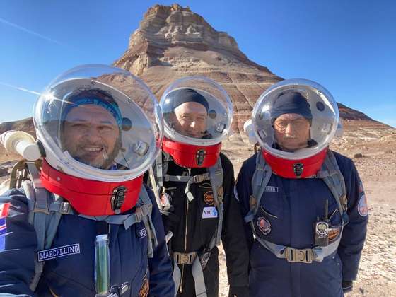 os homens saem juntos numa EVA a um local chamado Barainca Butte