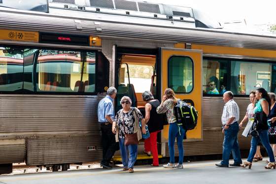 Portugal, Coimbra, Comboios de Portugal, Passengers boarding train