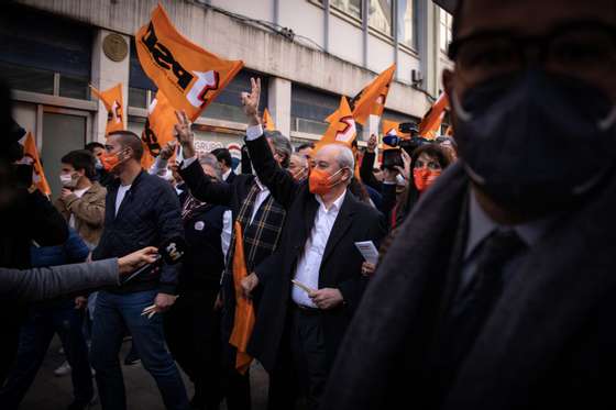 ELEIÃ‡OES LEGISLATIVAS: Rui Rio, lider do Partido Social Democrata (PSD), durante uma arruada em Coimbra. As eleiÃ§Ãµes legislativas realizam-se no prÃ³ximo dia 30 de Janeiro. 21 de Janeiro de 2022, Coimbra.. TOMÃS SILVA/OBSERVADOR