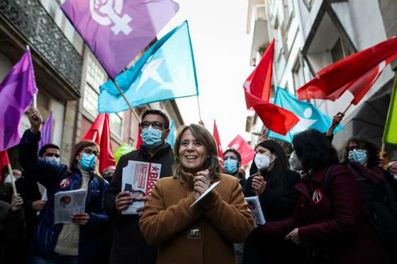 Campanhas para as elei&Atilde;&sect;&Atilde;&micro;es legislativas de 2022: A&Atilde;&sect;&Atilde;&pound;o de campanha de Catarina Martins, candidato pelo Bloco de Esquerda a primeiro-ministro. Arruada pelas ruas de Barcelos Barcelos, 25 de janeiro de 2022. FILIPE AMORIM/OBSERVADOR