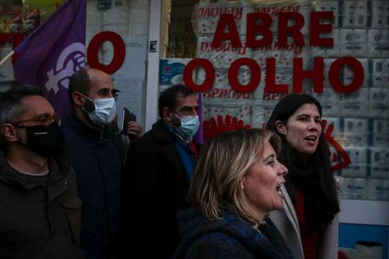 Campanhas para as elei&Atilde;&sect;&Atilde;&micro;es legislativas de 2022: A&Atilde;&sect;&Atilde;&pound;o de campanha de Catarina Martins, candidato pelo Bloco de Esquerda a primeiro-ministro. Arruada com Mariana Mort&Atilde;&iexcl;gua, Beatriz Gomes Dias e Pedro Filipe Soares Lisboa, 27 de janeiro de 2022. FILIPE AMORIM/OBSERVADOR