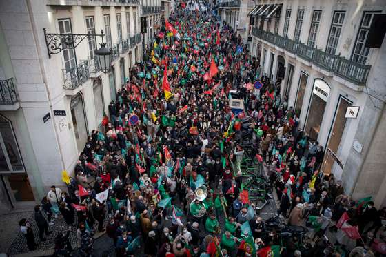 Campanhas para as elei&Atilde;&sect;&Atilde;&micro;es legislativas de 2022: Descida do Chiado, em Lisboa, do Partido Socialista, Ant&Atilde;&sup3;nio Costa, secret&Atilde;&iexcl;rio-geral do PS e candidato a primeiro-ministro. As elei&Atilde;&sect;&Atilde;&micro;es legislativas realizam-se no pr&Atilde;&sup3;ximo dia 30 de janeiro de 2022. Lisboa, 28 de janeiro de 2022. JO&Atilde;O PORF&Atilde;RIO/OBSERVADOR