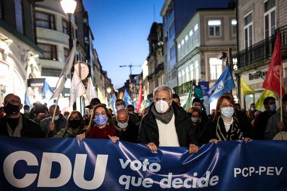 Campanhas para as elei&Atilde;&sect;&Atilde;&micro;es legislativas de 2022: A&Atilde;&sect;&Atilde;&pound;o de campanha de Jer&Atilde;&sup3;nimo de Sousa, candidato pela CDU a primeiro-ministro. Arruada na Rua de Santa Catarina. Porto, 28 de janeiro de 2022. FILIPE AMORIM/OBSERVADOR
