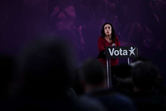 Campanhas para as elei&Atilde;&sect;&Atilde;&micro;es legislativas de 2022: A&Atilde;&sect;&Atilde;&pound;o de campanha de Catarina Martins, candidato pelo Bloco de Esquerda a primeiro-ministro. Com&Atilde;&shy;cio na Alf&Atilde;&cent;ndega do Porto com Isabel Pires, Jos&Atilde;&copy; Soeiro e Jo&Atilde;&pound;o Teixeira Lopes. Porto, 28 de janeiro de 2022. FILIPE AMORIM/OBSERVADOR