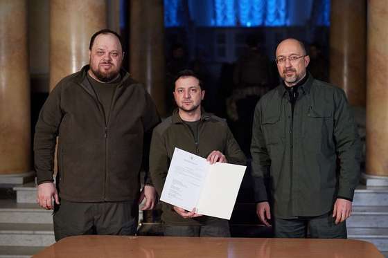 Zelenskyy sign application for EU membership