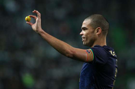 Pepe com uma bola de golfe que apanhou no relvado durante o jogo entre o Sporting Clube de Portugal e o Futebol Clube do Porto no est&Atilde;&iexcl;dio de Alvalade, a contar para a 1&Acirc;&ordf; m&Atilde;&pound;o das meias-finais da Ta&Atilde;&sect;a de Portugal 2021/22. Lisboa, 02 de Mar&Atilde;&sect;o de 2022 FILIPE AMORIM/OBSERVADOR