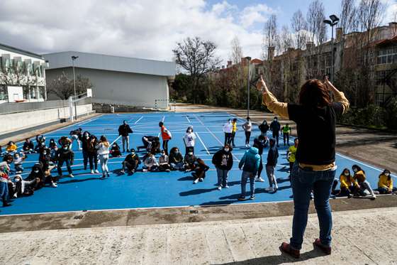 Alunos da escola secund&Atilde;&iexcl;ria D.Pedro V, formaram a palavra &acirc;Paz&acirc; como forma de apelo para a guerra que est&Atilde;&iexcl; a acontecer entre a R&Atilde;&ordm;ssia e a Ucr&Atilde;&cent;nia. Lisboa, 03 de Mar&Atilde;&sect;o de 2022 FILIPE AMORIM/OBSERVADOR