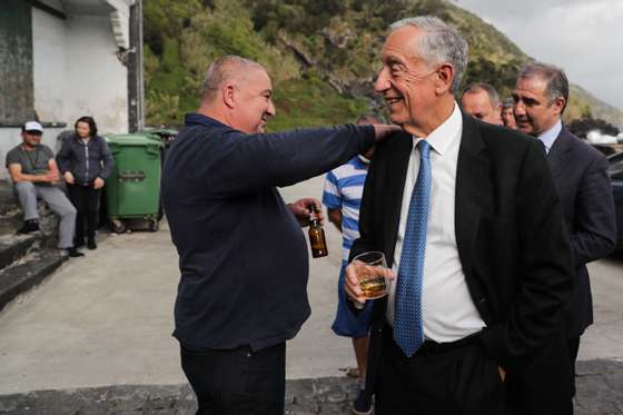 O Presidente da RepÃºblica, Marcelo Rebelo de Sousa (C), durante a sua visita Ã  vila da Calheta, no contexto da sua visita Ã  ilha de SÃ£o Jorge para acompanhar a situaÃ§Ã£o da crise sismovulcÃ¢nica, nos AÃ§ores, 27 de marÃ§o de 2022. TIAGO PETINGA/LUSA