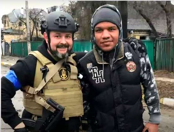 Zhan Belenyuk, deputado ucraniano, com um soldado do paÃ­s em Bucha