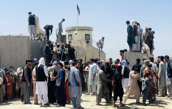 Thousands of Afghans rush to the airport in Kabul