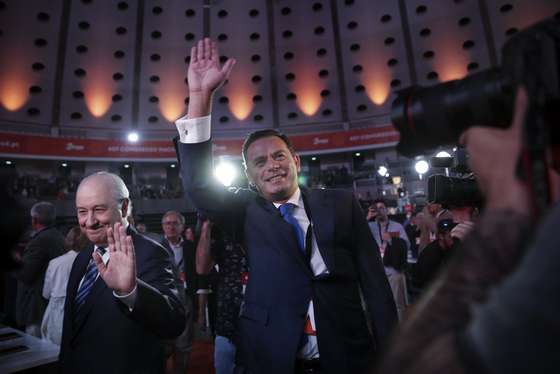 Rui Rio (E), presidente cessante do PSD, e LuÃ­s Montenegro, presidente eleito do PSD, Ã  chegada para o 40.Âº Congresso Nacional do Partido Social Democrata, que decorre entre sexta-feira e domingo no PavilhÃ£o Rosa Mota, no Porto, 01 de julho de 2022. O Congresso social-democrata que irÃ¡ consagrar LuÃ­s Montenegro como 19.Âº presidente eleito do partido, o quinto que o PSD realiza no Porto, sendo a segunda vez que o palco Ã© o PavilhÃ£o Rosa Mota, tendo sido a primeira vez neste espaÃ§o em novembro de 1992, ou seja, hÃ¡ quase 30 anos. ESTELA SILVA/LUSA