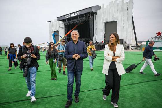 O diretor da EverythingisNew, Ãlvaro CovÃµes (C), durante uma visita de imprensa ao recinto do festival Nos Alive, que decorre de 06 a 08 de Julho, no Passeio MarÃ­timo de AlgÃ©s, 04 de julho de 2022. JOSÃ‰ SENA GOULÃƒO/LUSA