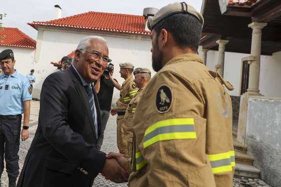 O primeiro-ministro, AntÃ³nio Costa (2-E), cumprimenta operacionais Ã  chegada para a visita Ã  Sala de OperaÃ§Ãµes e Comando da Unidade de EmergÃªncia da ProteÃ§Ã£o e Socorro (UEPS) da GNR na Quinta das Canas, em Lages, Coimbra, 11 de julho de 2022. PAULO NOVAIS/LUSA