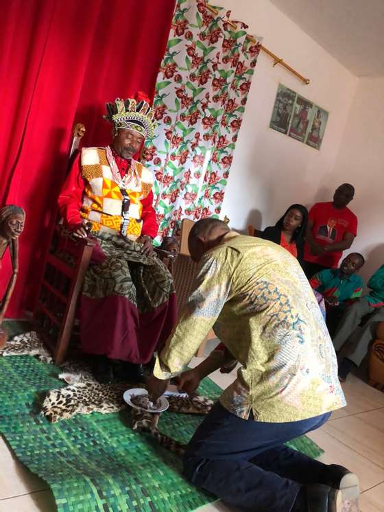 Adalberto Costa Junior cumpre o ritual ao visitar o rei da Lunda-Tchokwe