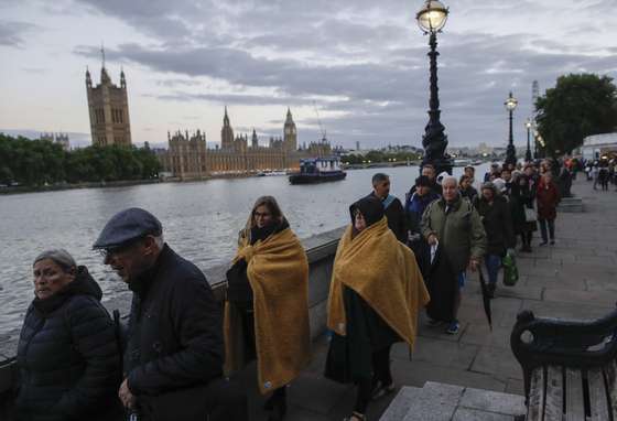 epa10187414 People queue facing Parliament and Big Ben tower to pay their respects to Britain's Queen Elizabeth II lying in state at the Palace of Westminster in London, Britain, 16 September 2022. The queen's lying in state in Westminster Hall will last for four days, ending on the morning of the state funeral on 19 September. EPA/OLIVIER HOSLET