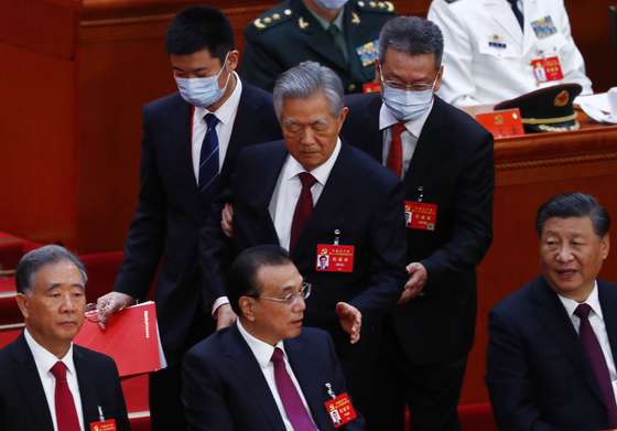 epa10258168 China's former President Hu Jintao (C, back) is led out as President Xi Jinping (R), Premier Li Keqiang (2-L) and Chairman of the National Committee of the Chinese People's Political Consultative Conference Wang Yang (L) look on during the closing ceremony of the 20th National Congress of the Communist Party of China (CPC) at the Great Hall of People in Beijing, China, 22 October 2022. The 20th National Congress of the Communist Party of China will close on 22 October with President Xi Jinping expected to secure a historic third five-year term in power. EPA/MARK R. CRISTINO