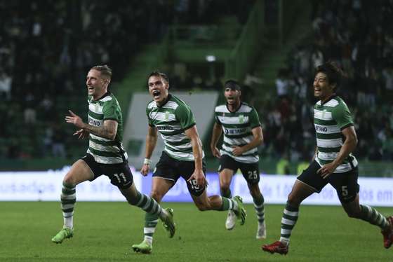 Sporting`s Nuno Santos (L) celebrates after socring a goal against Casa Pia during their Portuguese First League soccer match held al Alvalade Stadium, Lisbon, Portugal, 22 October 2022. MANUEL DE ALMEIDA/LUSA