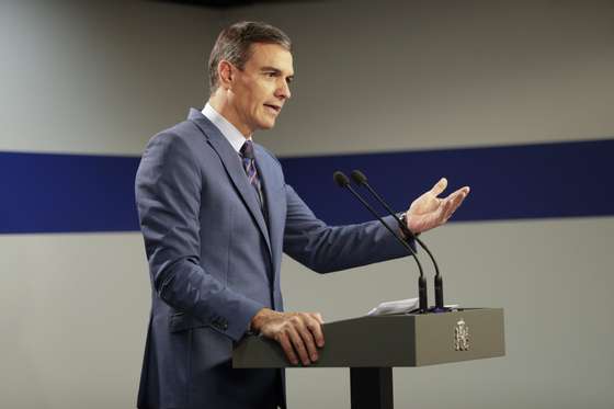 epa10257050 Spain's Prime Minister Pedro Sanchez gives a press conference at the end of the two-day EU Council meeting in Brussels, Belgium, 21 October 2022. EU leaders reached an agreement on Energy prices and agreed to work on measures to contain energy prices.  EPA/OLIVIER HOSLET