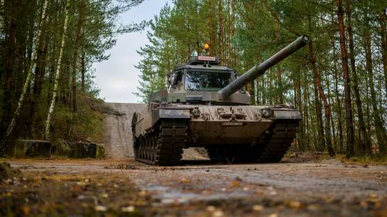 Tank driving training of Slovak servicemen and women