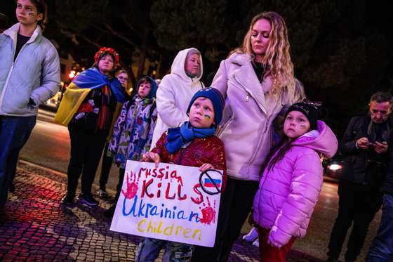 Uma crianÃ§as segura um cartaz com a frase â€œRussia Kills Ucraninian Childrenâ€ durante uma vigÃ­lia de um ano de guerra na UcrÃ¢nia, promovida pelo NÃºcleo da AssociaÃ§Ã£o dos Ucranianos em Portugal de Leiria, junto ao edifÃ­cio da CÃ¢mara Municipal, 24 de fevereiro de 2023. Na ocasiÃ£o Ã© cantado o hino nacional da UcrÃ¢nia e Ã© feito um minuto de silÃªncio em memÃ³ria das vÃ­timas. PAULO CUNHA/LUSA