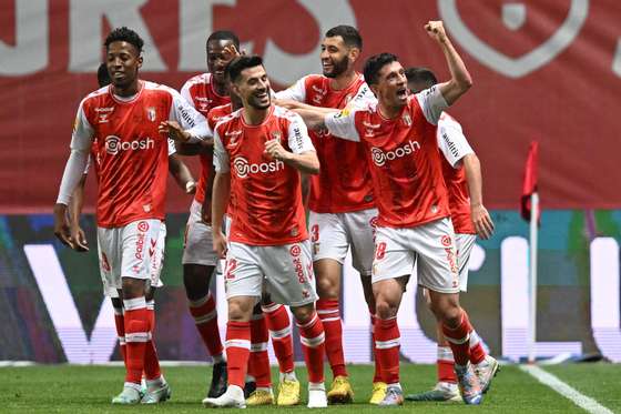 Os jogadores do SC Braga festejam a marcaÃ§Ã£o de um golo durante o jogo da Primeira Liga de futebol entre o SC Braga e o GD Estoril Praia, disputado no EstÃ¡dio Municipal de Braga, em Braga, 08 de abril de 2023. FERNANDO VELUDO/LUSA