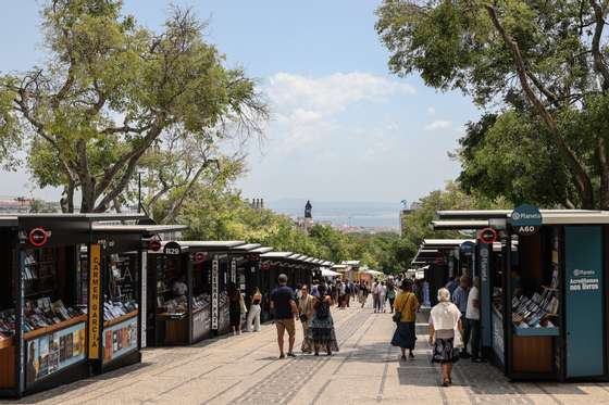 93.Âª ediÃ§Ã£o da Feira do Livro de Lisboa que decorre de 25 de maio a 11 de junho no Parque Eduardo VII, em Lisboa, 25 de maio de 2023. A 93.Âª ediÃ§Ã£o da Feira do Livro de Lisboa terÃ¡ 139 participantes, mais de 980 chancelas editoriais e os mesmos 340 pavilhÃµes da ediÃ§Ã£o de 2022. MIGUEL A. LOPES/LUSA