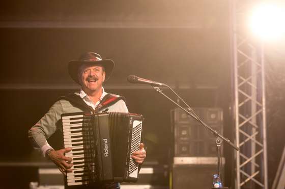 Reportagem da 1&Acirc;&ordf; edi&Atilde;&sect;&Atilde;&pound;o do "Santos no Tejo", auto-proclamado como o "maior sant&Atilde;&sup3;dromo da capital", com o artista e m&Atilde;&ordm;sico Quim Barreiros a abrir a festa. Ao mesmo tempo, pelas ruas de alfama, come&Atilde;&sect;a tamb&Atilde;&copy;m a tradicional festa popular dos Santos. 1 de Junho de 2023 Doca da Marina, Lisboa Alfama, Lisboa TOM&Atilde;S SILVA/OBSERVADOR